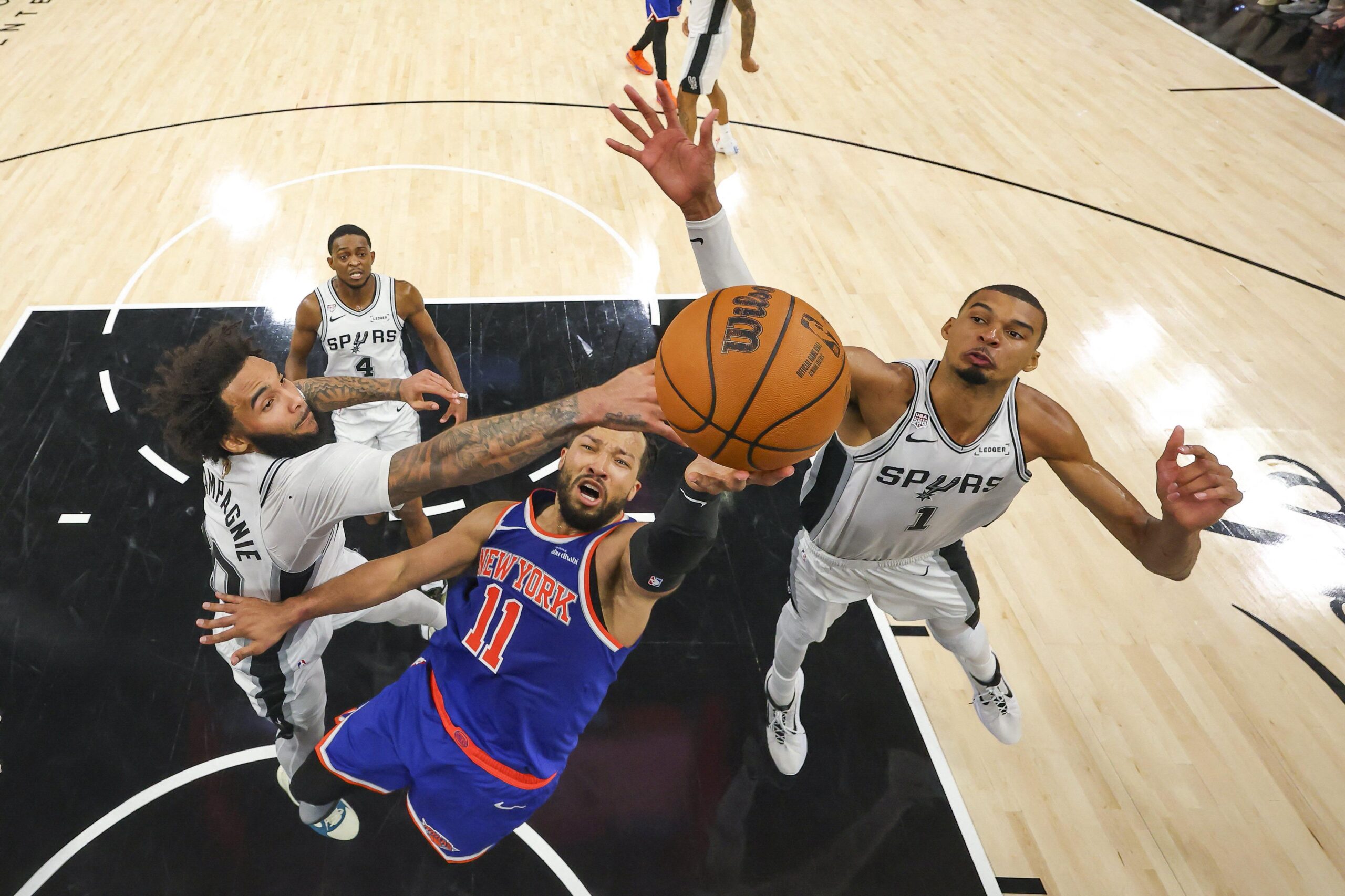2026-06-06T041108Z_238394666_MT1USATODAY29135122_RTRMADP_3_NBA-FINALS-NEW-YORK-KNICKS-AT-SAN-ANTONIO-SPURS_2026_06_06_15_37_11.jpeg
