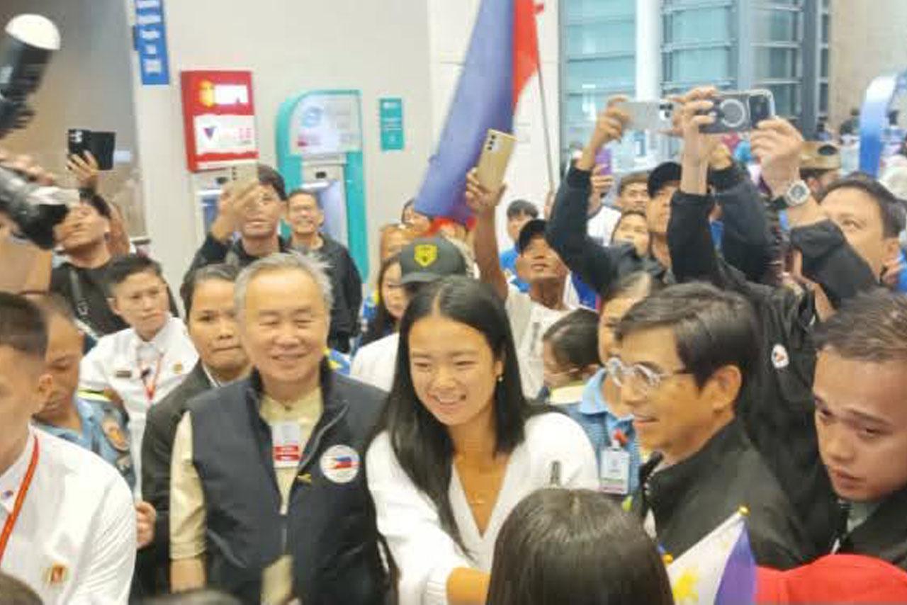 Alex_Eala_airport_2026_07_12_15_19_58.jpg
